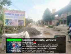 Tak Kunjung Diperbaiki,Jalan Veteran Kampung Bhakti Negara – Baradatu diperbaiki Warga secara Bergotong Royong*